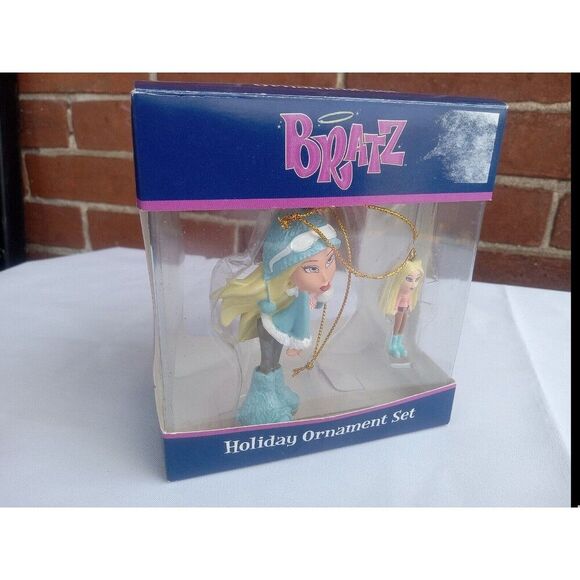 2005 BRATZ Hip Cloe  Holiday Christmas Tree Holiday Ornament Set Blond Hair - Picture 2 of 7